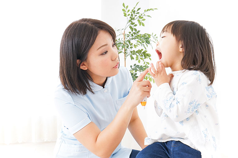 歯科衛生士と子どもの写真