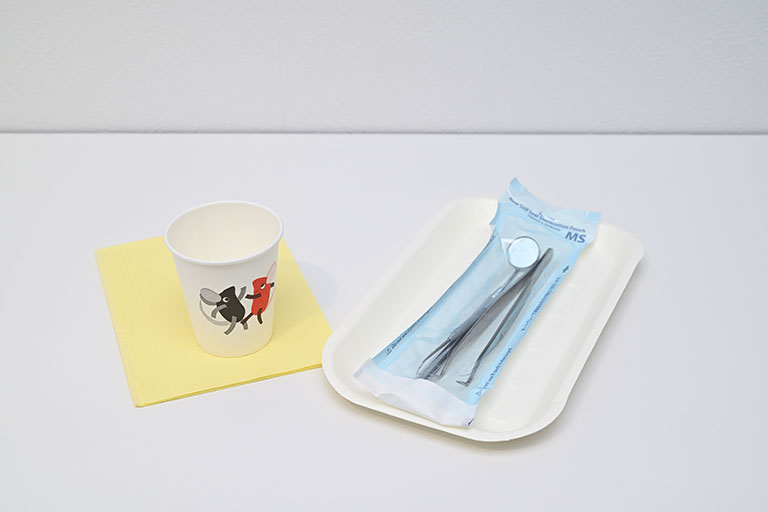 紙コップと治療器具の写真